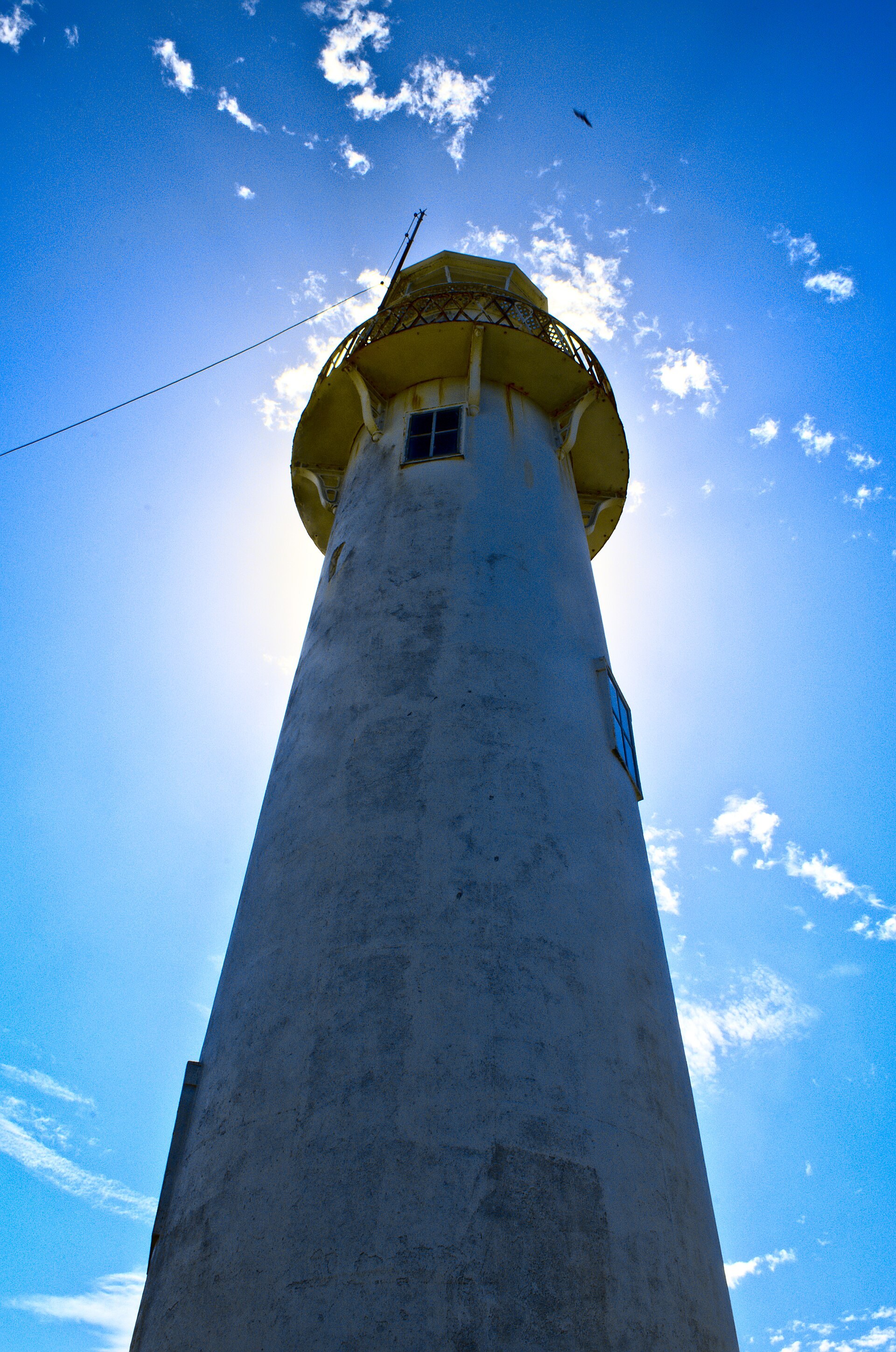 Farol das Conchas visto de baixo contra o céu, na Ilha do Mel, Paraná.